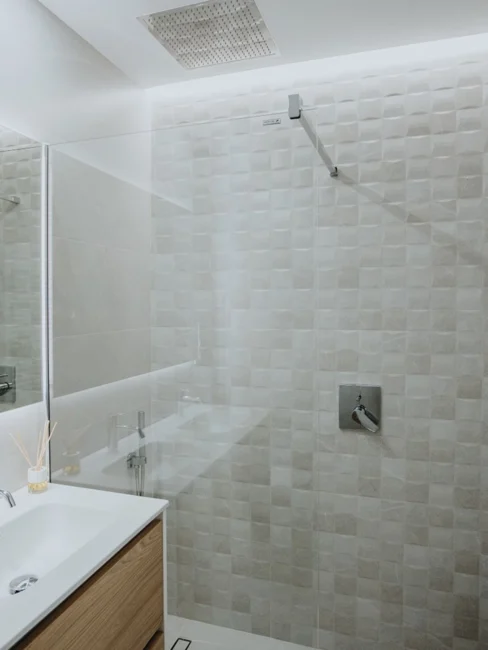 Img Bano con pared texturizada 4