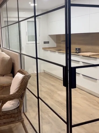 Img Cocina moderna con cristalera